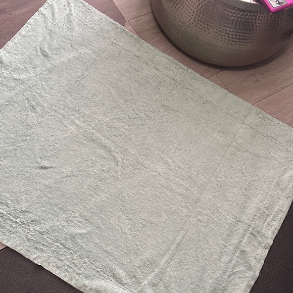 Light Green/Teal throw blanket - Picture 2 of 6